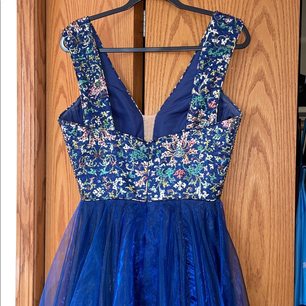 Elegant Blue Floral Evening Gown - Picture 5 of 11